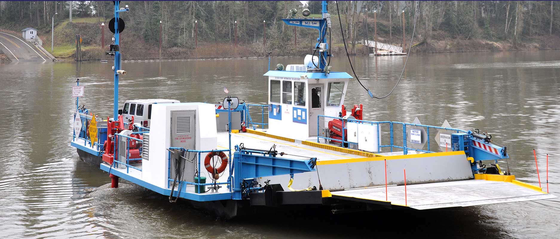 Canby Ferry crosses the Willamette River