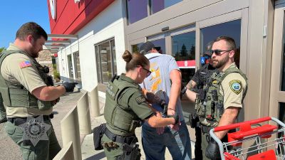 CCSO deputies arresting shoplifting suspect